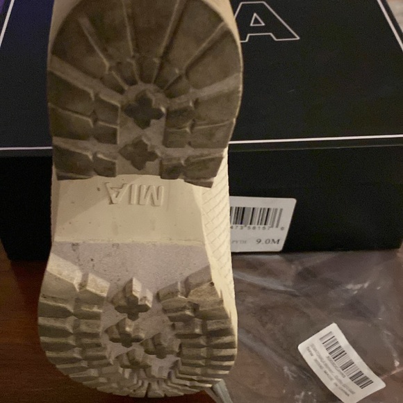 MIA Women’s off White boots - Picture 3 of 5